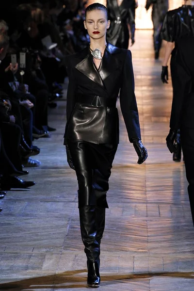 Look 18